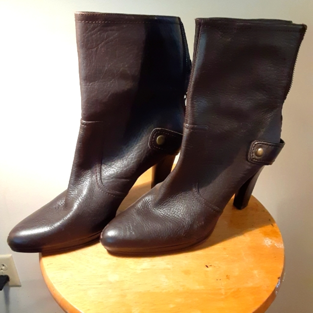 AD707 WMS Boots, 9M nightshade Dk. Brown. Strap on backs.